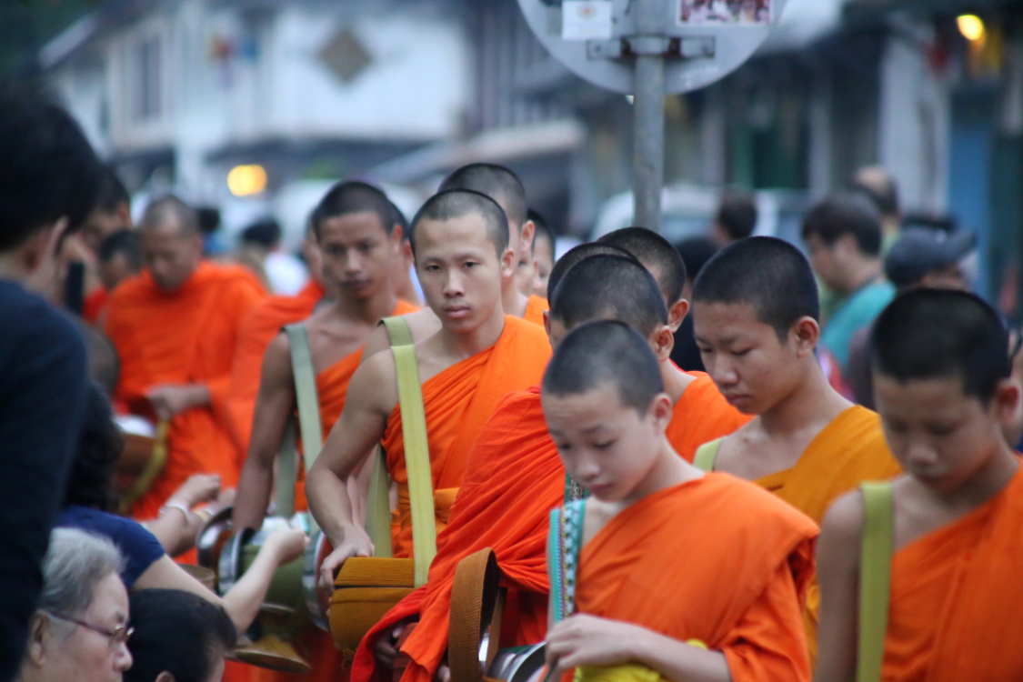 Luang Prabang.
Procession du Tak Bat pour collecter les aumÃ´nes.