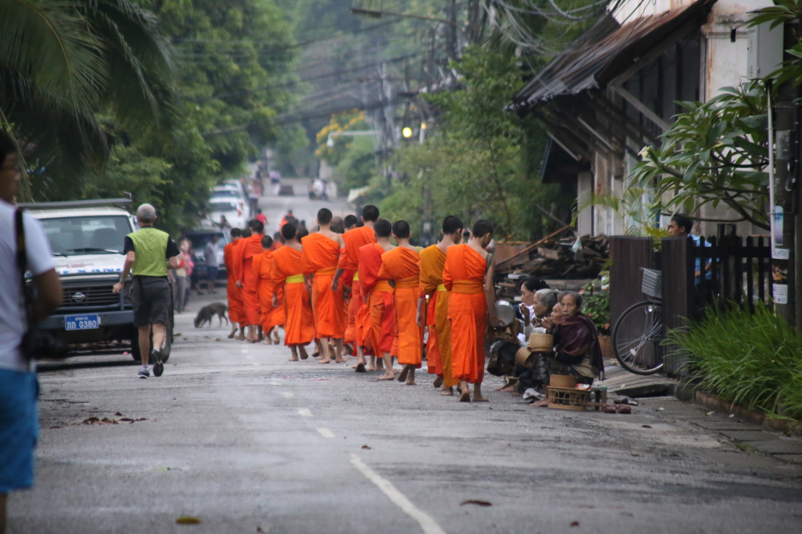 Luang Prabang.
Procession du Tak Bat pour collecter les aumÃ´nes.