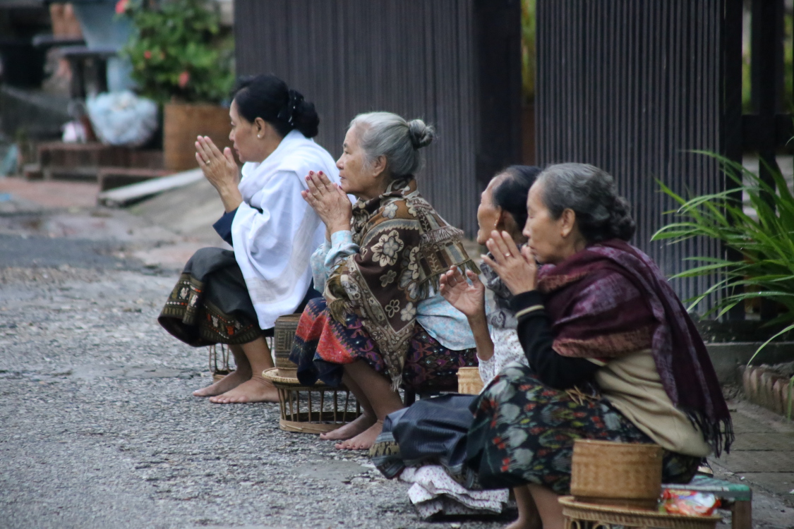 Luang Prabang.
Procession du Tak Bat pour collecter les aumÃ´nes.
