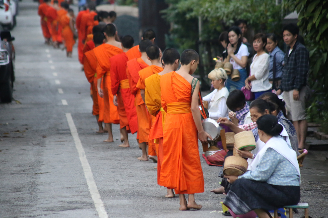 Luang Prabang.
Procession du Tak Bat pour collecter les aumÃ´nes.