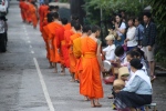 Luang Prabang.
Procession du Tak Bat pour collecter les aumônes.