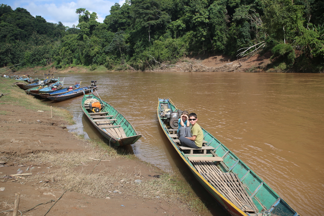 Luang Prabang.
DÃ©part en pirogue pour les chutes d'eau de Tat Sae.
