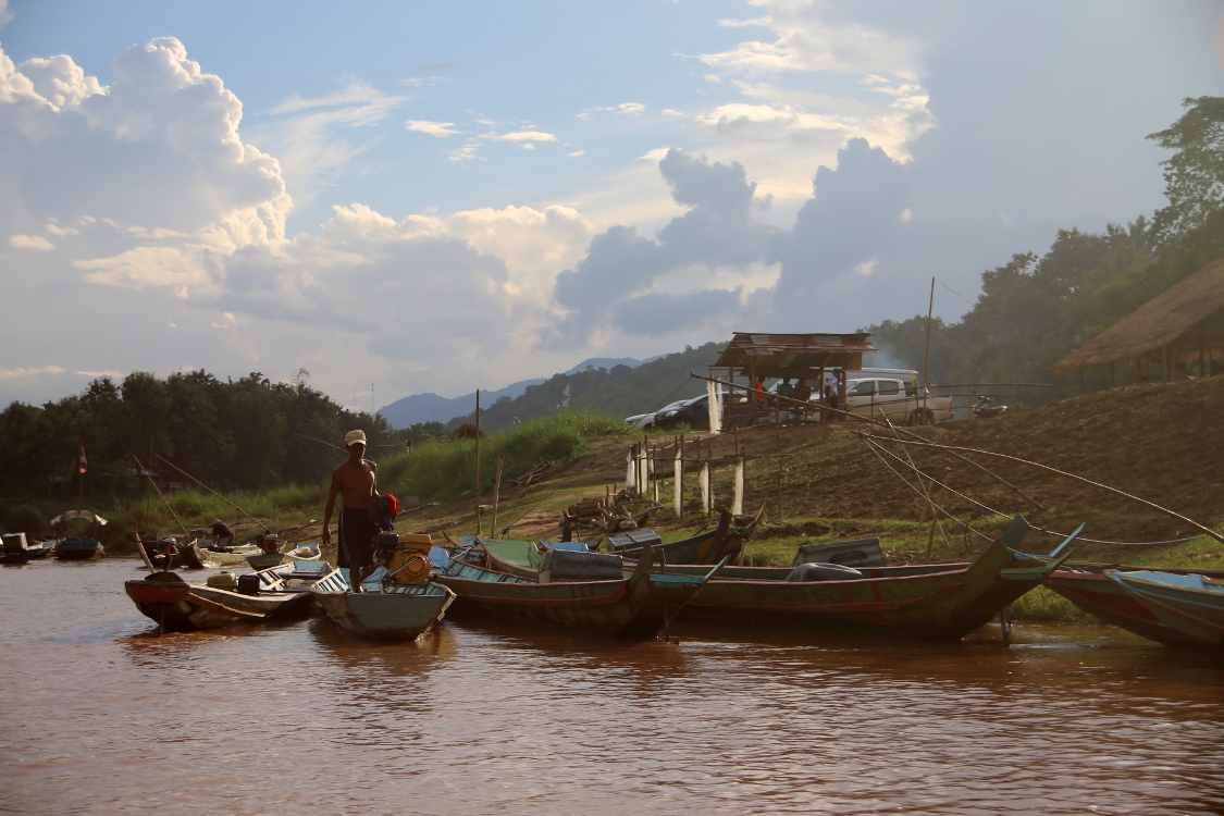 Luang Prabang.
Retour en pirogue des chutes d'eau de Tat Sae.
