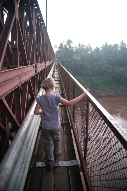 Luang Prabang.
TraversÃ©e du vieux pont... avec une petite apprÃ©hension.