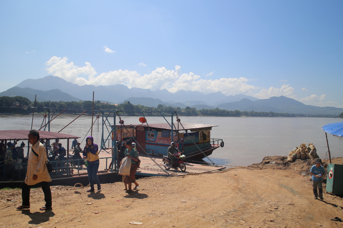 Luang Prabang.
Le ferry fluvial permet de rejoindre l'autre rive du MÃ©kong, Ã  l'atmosphÃ¨re radicalement diffÃ©rente.