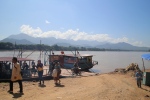 Luang Prabang.
Le ferry fluvial permet de rejoindre l'autre rive du Mékong, à l'atmosphère radicalement différente.