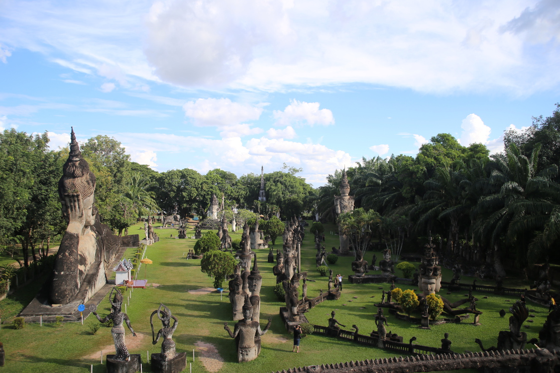 Vientiane. Buddha parc.
Parc rÃ©alisÃ© dans les annÃ©es 1950 par Luang Pu, un chaman-prÃªtre-yogi. Il souhaitait unifier bouddhisme et hindouisme. Vaste programme...