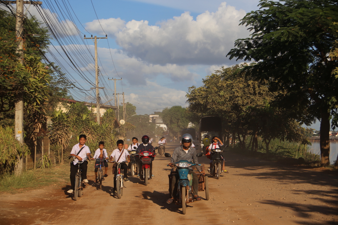 Vientiane.
On se trouve Ã  seulement 10km du centre-ville de la capitale... Plus des trois quarts des routes au Laos ne sont pas bitumÃ©es.