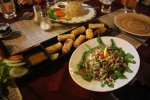 Vientiane.
Larb, nems et riz arrosé de BeerLao, la bière nationale.