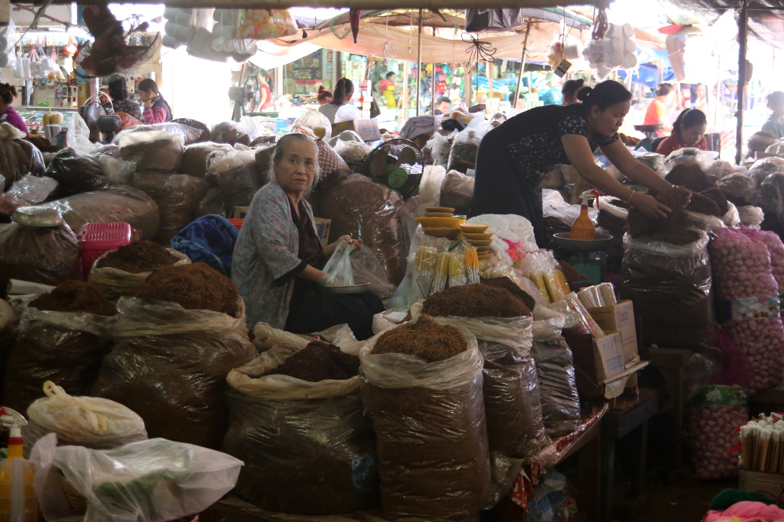 Pakse.
On continue avec les marchÃ©s ! Celui de Pakse, au sud du Laos, est magnifique. Cet Ã©tal propose diffÃ©rents tabacs.