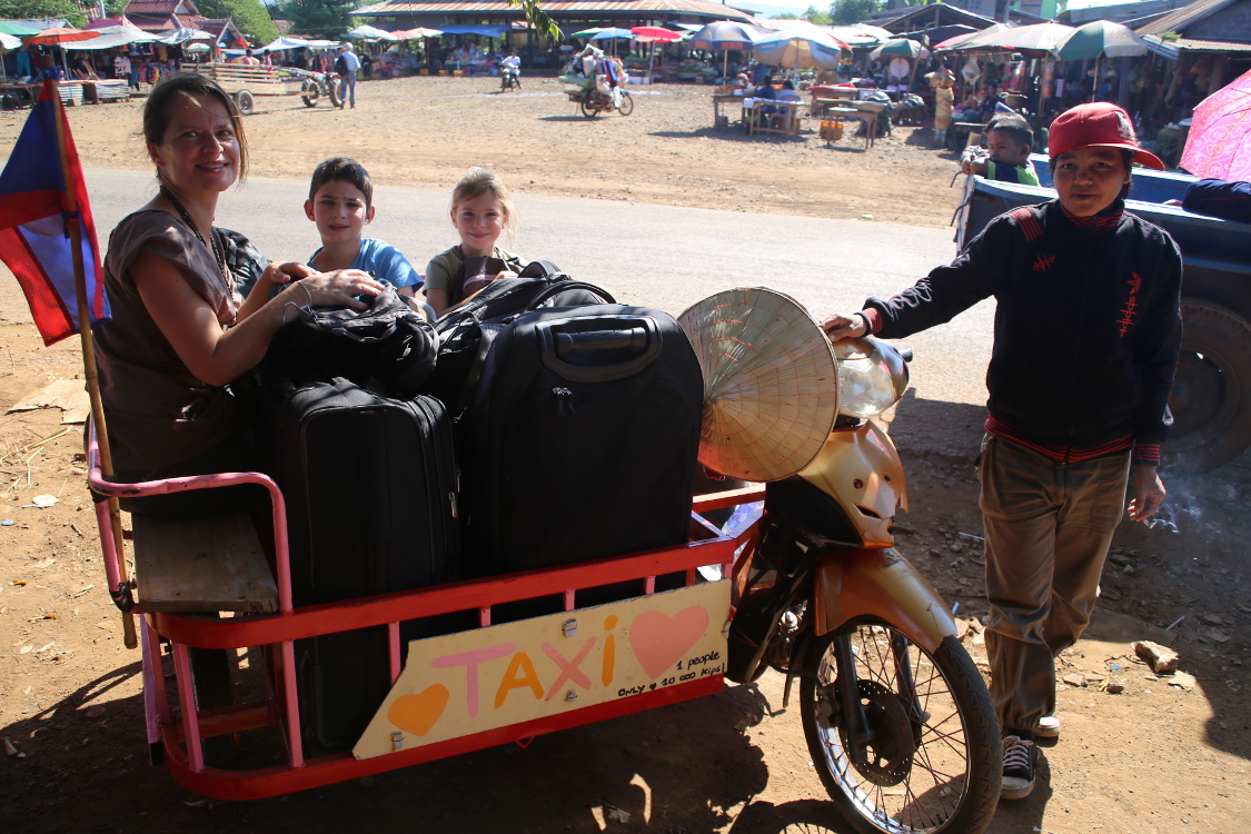 Plateau des Bolovens.
DÃ©part du village de Tad Lo avec un superbe taxi !