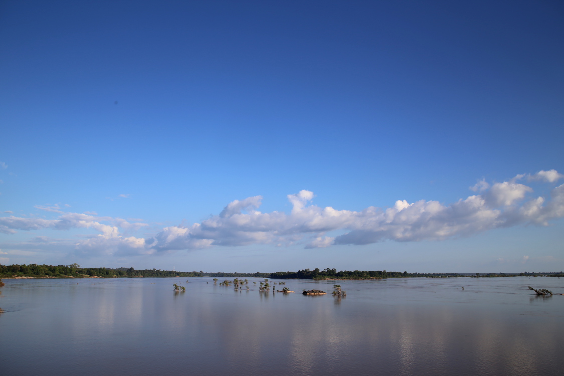 RÃ©gion des 4000 Ã®les. Ile de Don Khone.
De l'autre cÃ´tÃ© du MÃ©kong, le Cambodge...