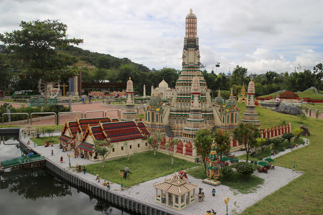 Johor Bahru.
On a redÃ©couvert beaucoup de monuments visitÃ©s pendant notre voyage. Ici, le Wat Arun de Bangkok.