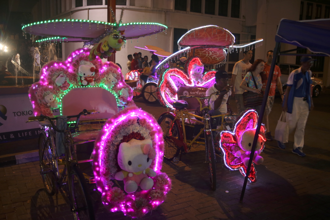 Melaka.
Cette ville, classÃ©e au patrimoine mondial de l'Unesco, a une particularitÃ©  : les trishaws, ou cyclopousse, aux dÃ©corations les plus kitsch !
Hello Kitty, la reine des neiges, Captain America... chacun son style ! Sans oublier le 