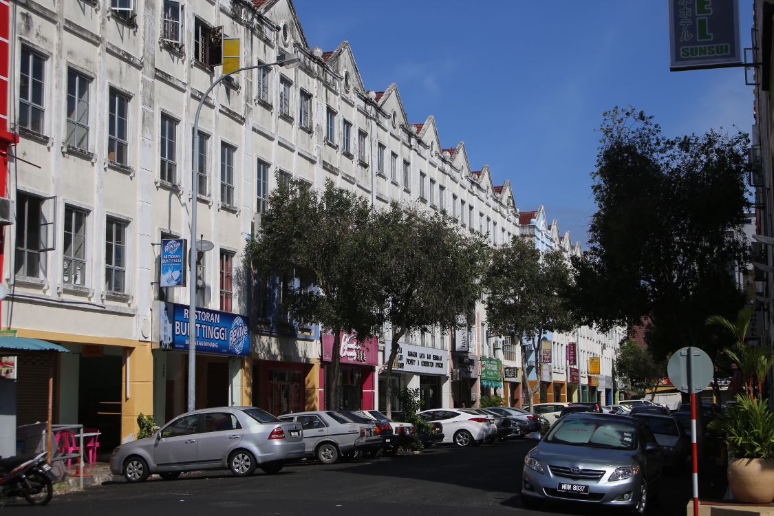 Melaka.
Avant de retrouver son indÃ©pendance en 1956 (date de l'indÃ©pendance de la Malaisie), Melaka a Ã©tÃ© sous influence portugaise, hollandaise et enfin britannique. C'est pourquoi on trouve des quartiers Ã  l'architecture europÃ©enne.
