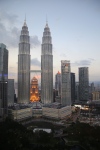 Kuala Lumpur.
Les tours jumelles Petronas, l'emblème de KL.
Elles sont magnifiques lorsqu'elles sont éclairées la nuit.
Elles abritent le siège social de Petronas (société publique qui gère des activités liées au pétrole et au gaz naturel).