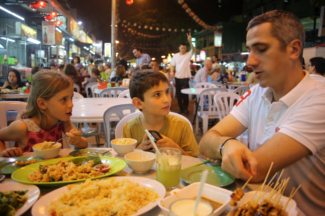 Kuala Lumpur.
Fabien nous fait dÃ©couvrir ses petits restos et ses dÃ©lices.