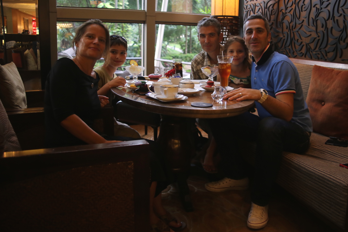 Kuala Lumpur.
Macarons, glaces... au bar du Mandarin Oriental.
Ã‡a nous change de notre quotidien...