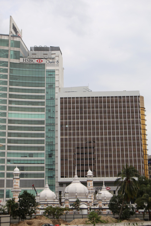 Masjid Jamek.
La plus ancienne mosquÃ©e de KL coincÃ©e entre les tours.