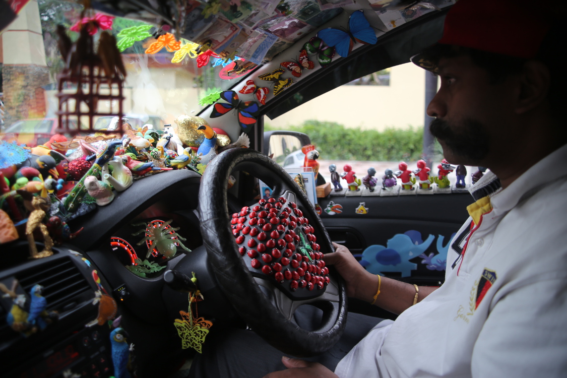 Kuala Lumpur.
On pensait avoir vu les transports les plus kitsh Ã  Melaka. Avec ce taxi, on a atteint le summum ;-)