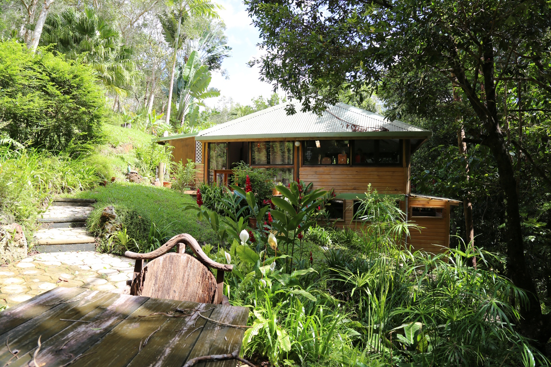 Hauteurs de NoumÃ©a.
Nous avons Ã©tÃ© accueillis par Michel (un ancien d'Agath !) et Maude dans leur magnifique maison, au pied du mont Koghi, en pleine forÃªt.
Merci Ã  eux pour leur aide et leur accueil chaleureux !