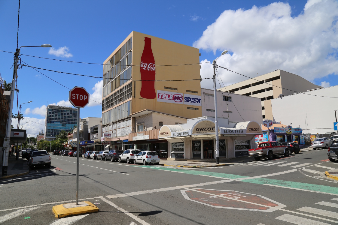NoumÃ©a.
Ã‰trange sensation, aprÃ¨s 6 mois de voyage, de parcourir cette ville, qui nous donne un peu l'impression d'Ãªtre dans le sud de la France.