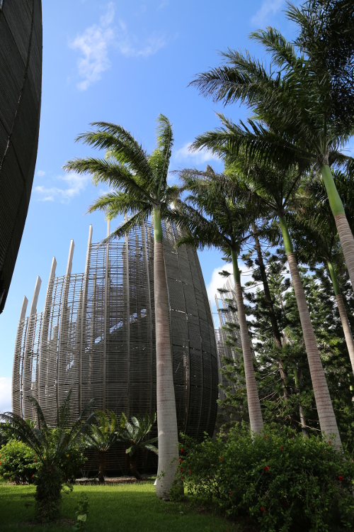 NoumÃ©a.
Centre culturel Jean-Marie Tjibaou, qui abrite des salles d'exposition sur la culture kanak.
Jean-Marie Tjibaou a Ã©tÃ© Ã  la tÃªte du Front de libÃ©ration nationale kanak et socialiste (FLNKS), et est vu aujourd'hui comme un visionnaire pour l'avenir de la Nouvelle CalÃ©donie.
Il a malheureusement Ã©tÃ© assassinÃ© en 1989, un an aprÃ¨s la signature des accords de Matignon.