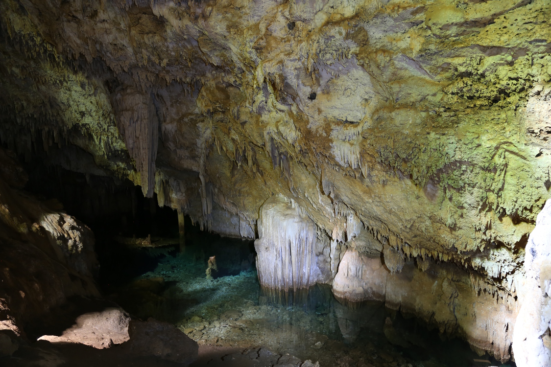 Ile des Pins.
Grotte de la TroisiÃ¨me, mais de la troisiÃ¨me quoi ? Ce nom provient de l'Ã©poque pÃ©nitentiaire de l'Ã®le, durant laquelle le secteur s'appelait 