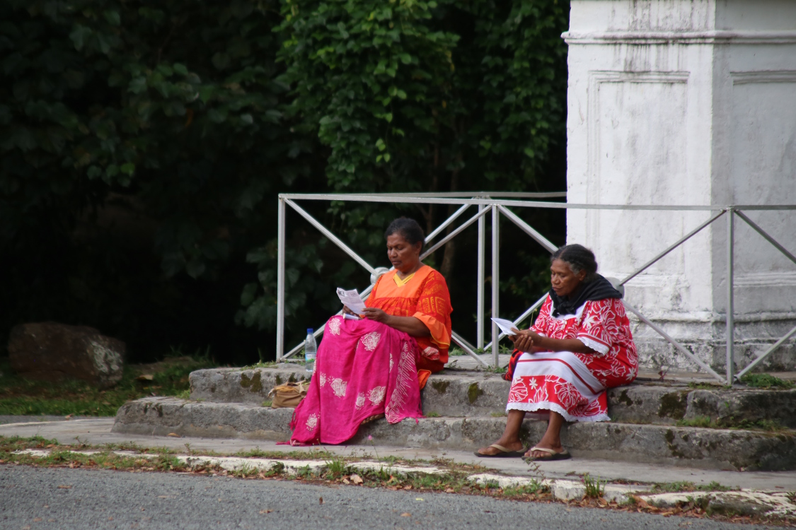 Ile des Pins.
Deux femmes mÃ©lanÃ©siennes devant l'Ã©glise de Voh.
La MÃ©lanÃ©sie est l'un des trois grands groupes Â« traditionnels Â» d'Ã®les de l'ocÃ©an Pacifique qui, ensemble, forment l'OcÃ©anie (les deux autres Ã©tant la PolynÃ©sie et la MicronÃ©sie).