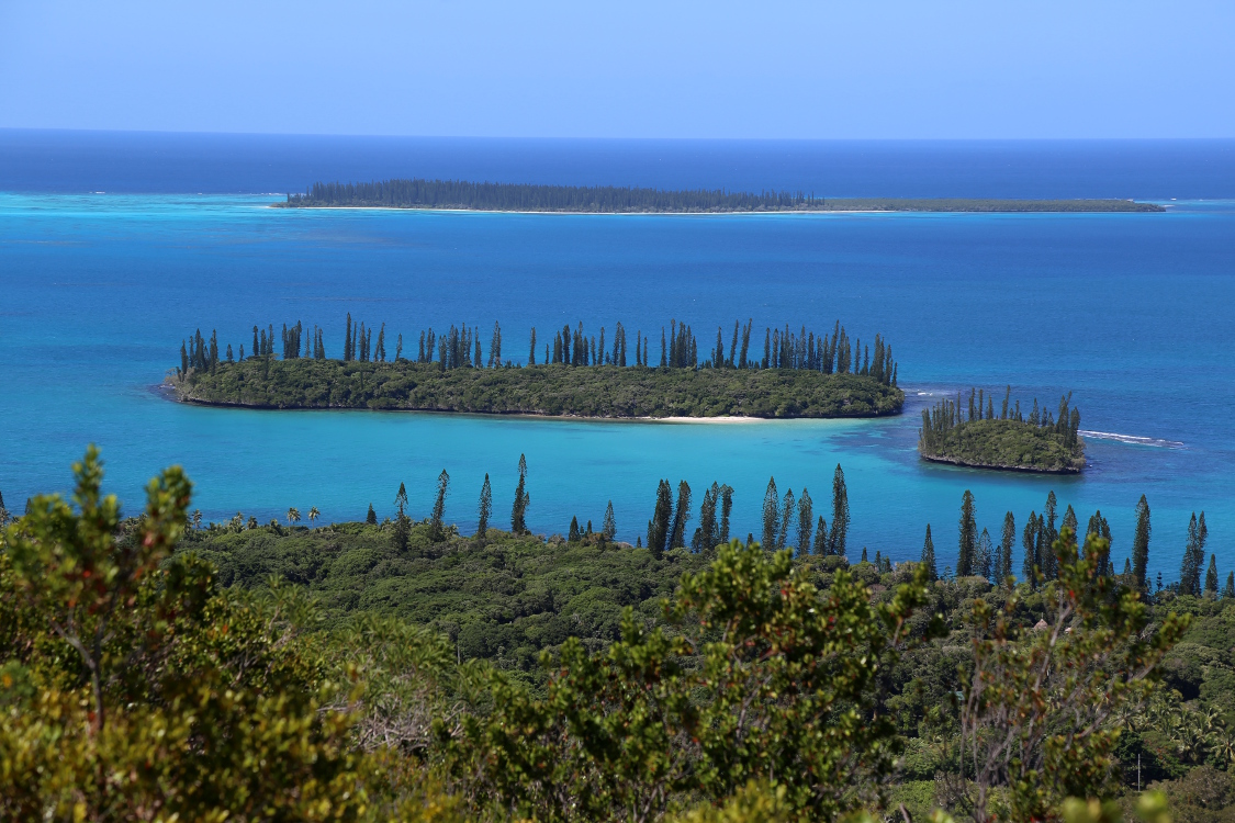 Ile des Pins.
Vue depuis le pic N'Ga.
Au loin, l'ilot Brosse, et c'est plutÃ´t bien vu !
