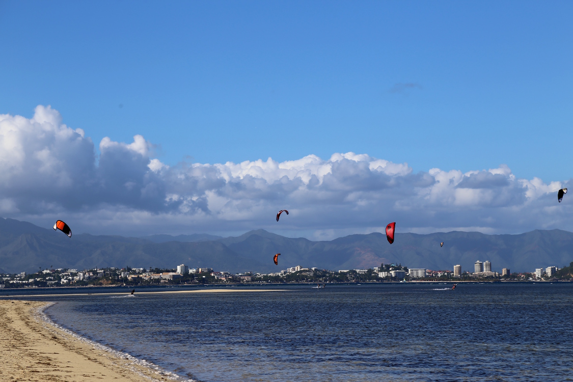 Ilot MaÃ®tre.
C'est Ã©galement un superbe spot pour le kite surf.
Au loin, la ville de NoumÃ©a.
