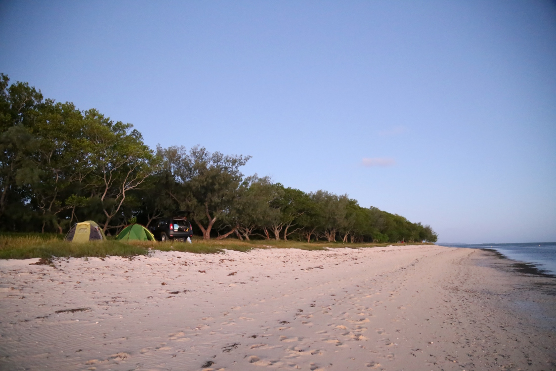 Plage de PoÃ©.
Des kilomÃ¨tres de sable blanc au bord d'un lagon bleu-vert. Et on peut camper au bord de la plage ... Quel bonheur !