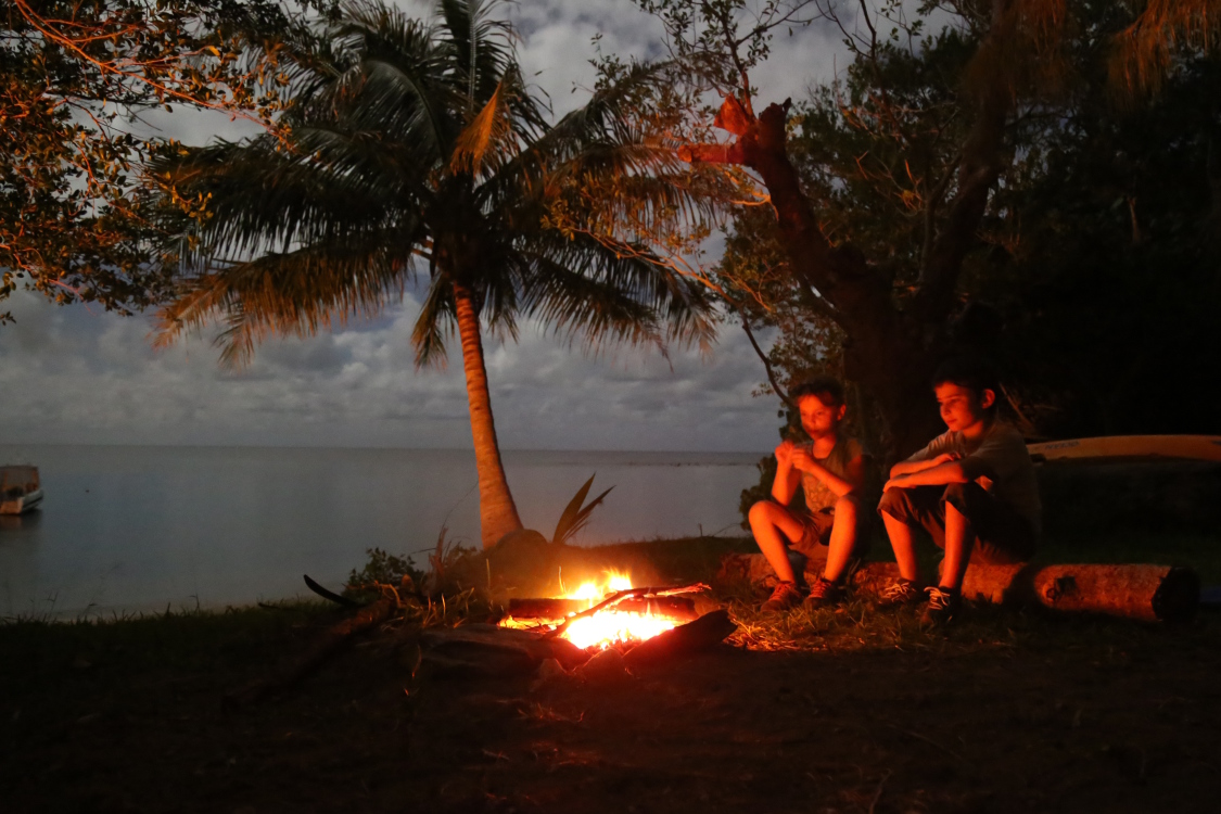 HienghÃ¨ne.
Les joies du camping et des soirÃ©es devant le feu ... mais pas pour se rÃ©chauffer, juste pour l'ambiance.