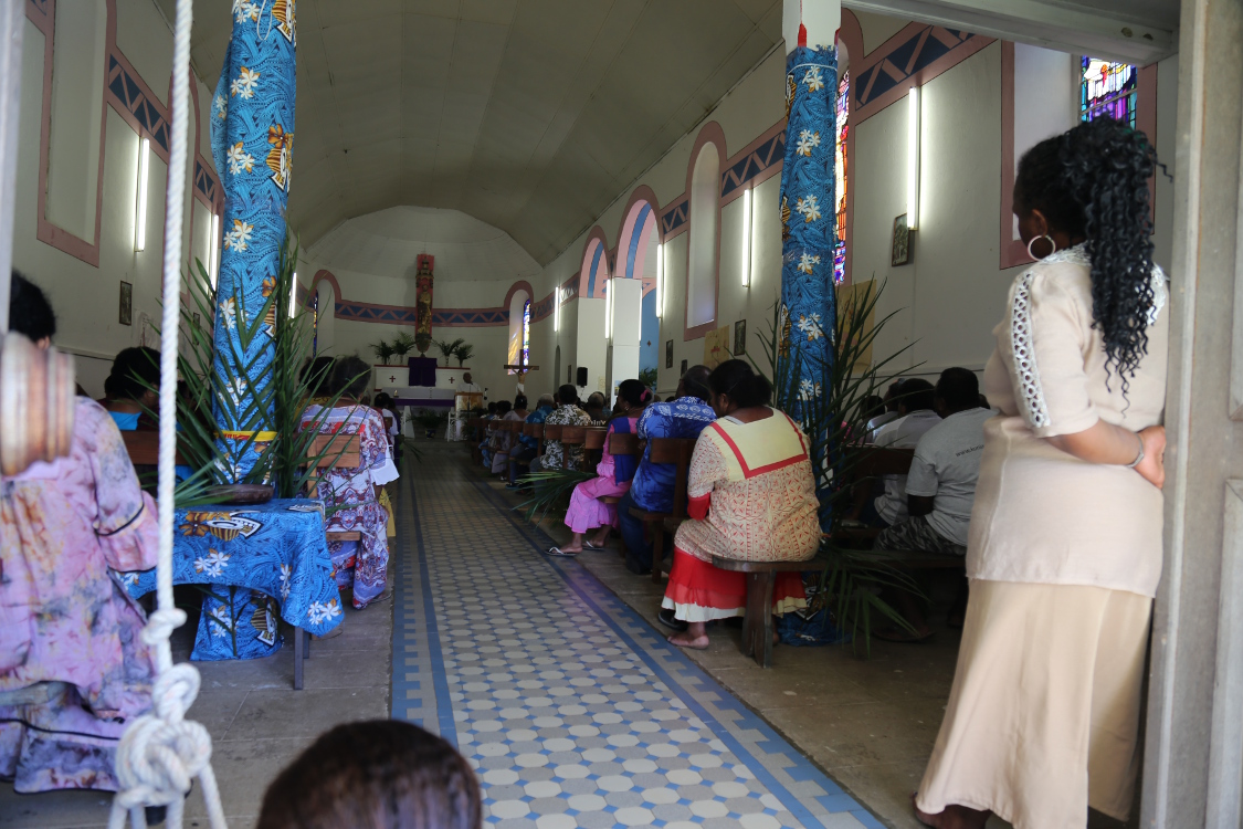 HienghÃ¨ne.
Dimanche des rameaux.
On a pu assister Ã  une trÃ¨s belle messe, avec de trÃ¨s beaux chants. DÃ¨s que possible, on met une vidÃ©o ...