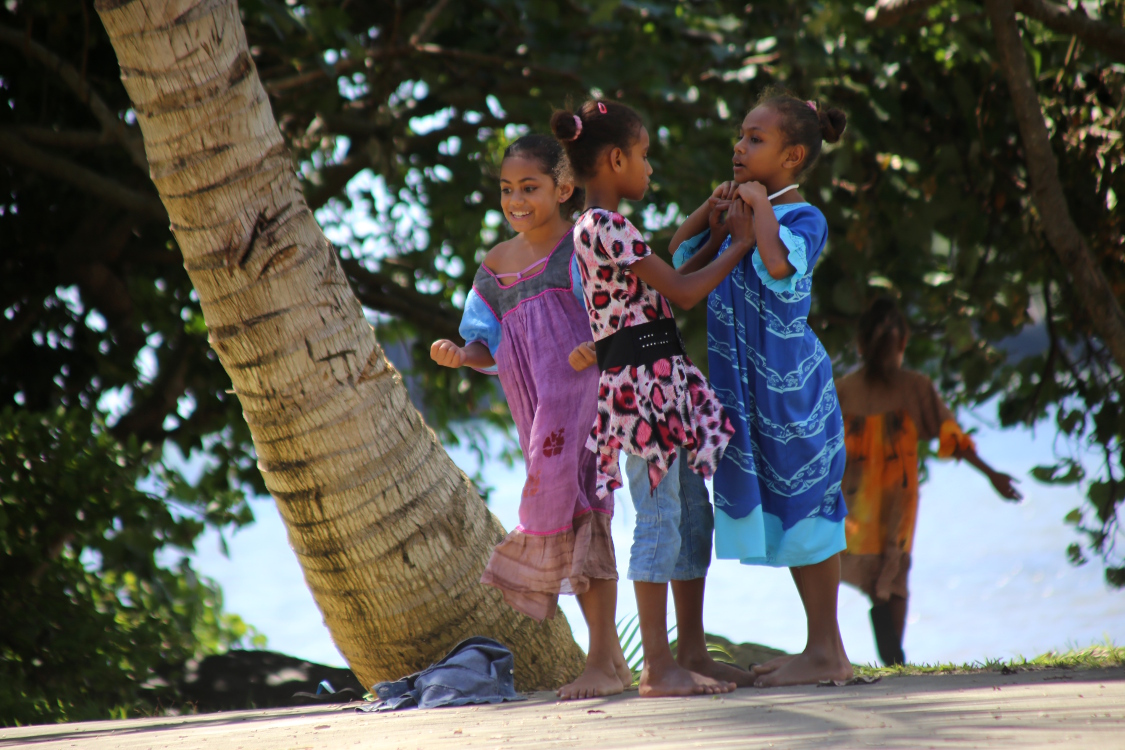 HienghÃ¨ne.
Dimanche des rameaux.
HienghÃ¨ne est aussi le fief de Jean-Marie Djibaou. Il a Ã©tudiÃ© la sociologie Ã  l'universitÃ© catholique de Lyon ! C'Ã©tait assez amusant car dans l'Ã©glise, il y avait une affiche du pape qui provenait de la mission catholique de Lyon.