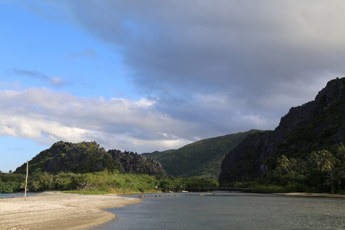 HienghÃ¨ne.
Roches de LindÃ©ralique, un massif de calcaire karstique le long d'une riviÃ¨re, un lieu idÃ©al pour notre balade en canoÃ©.