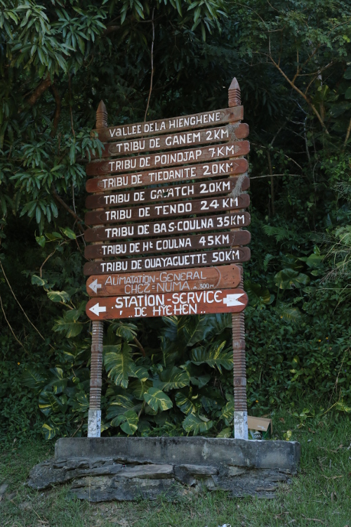 HienghÃ¨ne.
Les kanaks vivent dans des 