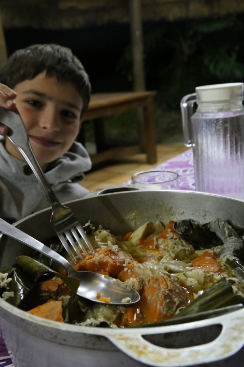 Tribu Oua Tom, prÃ¨s de la Foa.
Chez Marie Georgette, le bougna est une merveille !
