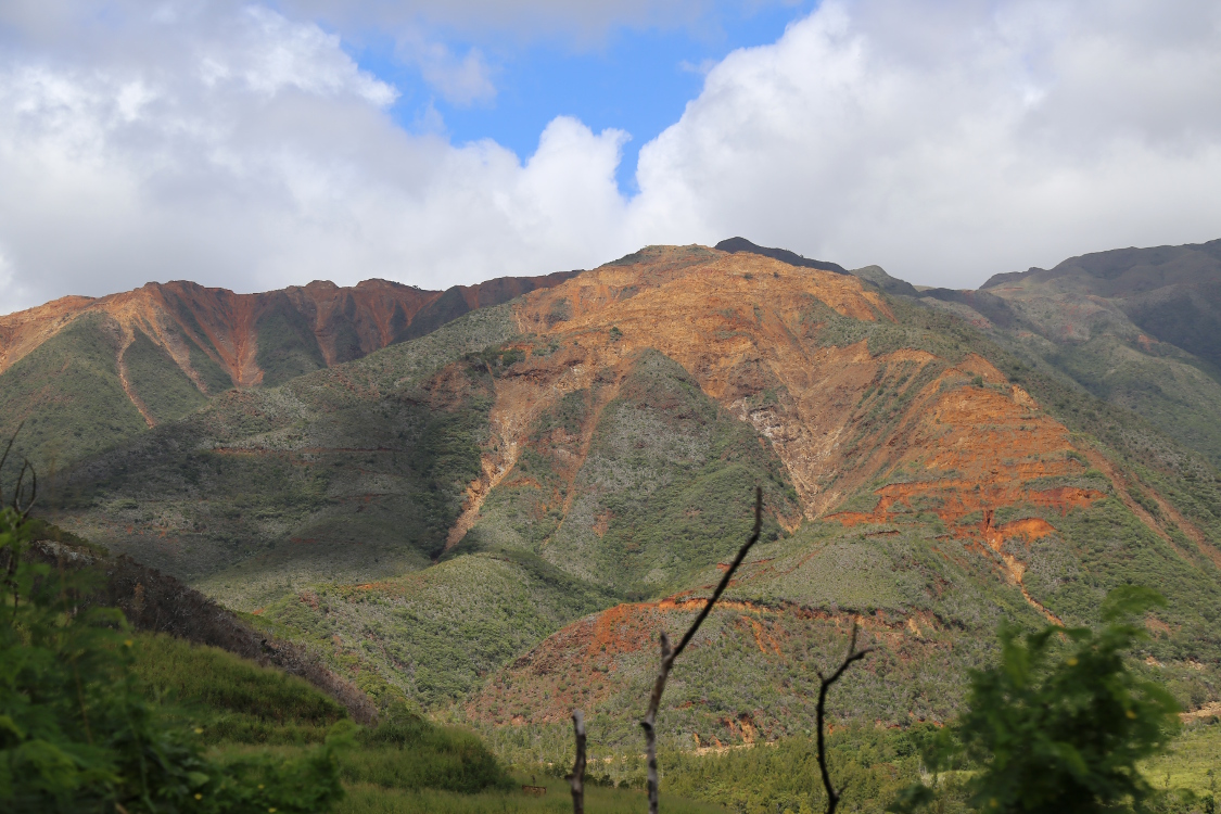 Thio.
Le berceau de l'exploitation miniÃ¨re du nickel en Nouvelle CalÃ©donie.
Cette petite Ã®le est le 4Ã¨me producteur mondial de nickel (aprÃ¨s la Russie, l'Australie et le Canada), ce qui en fait un gros producteur rapportÃ© Ã  sa surface !
Le nickel est utilisÃ© essentiellement pour rÃ©aliser des alliages mÃ©talliques (on en trouve dans nos piÃ¨ces d'Euros).
