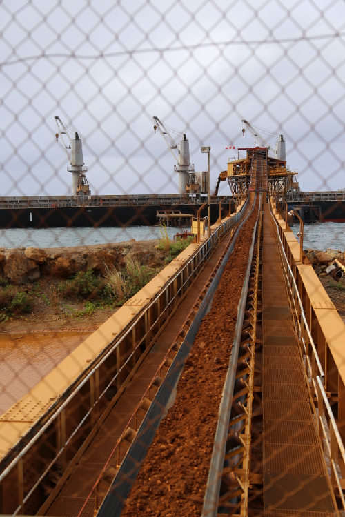 Thio.
Le minerai est directement chargÃ© sur les bateaux en partance pour le traitement en usine.
