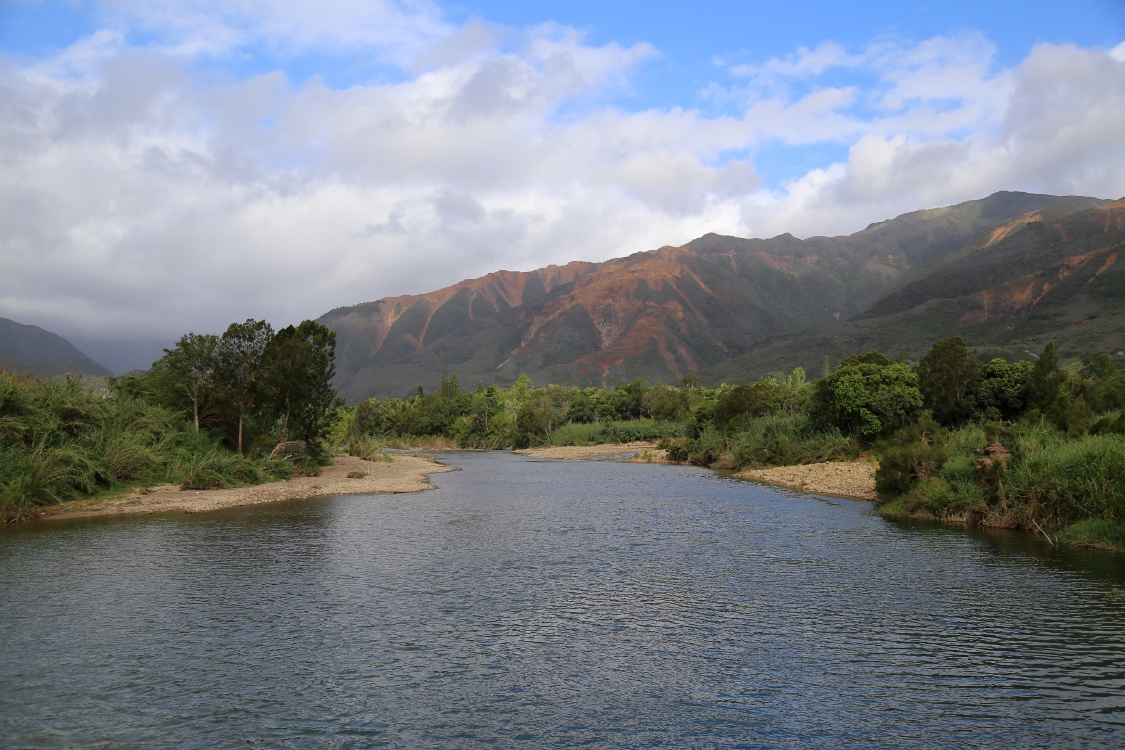 Thio.
Au loin, la montagne creusÃ©e.
Cela pose Ã©videmment des problÃ¨mes de pollution et de ravinements importants.