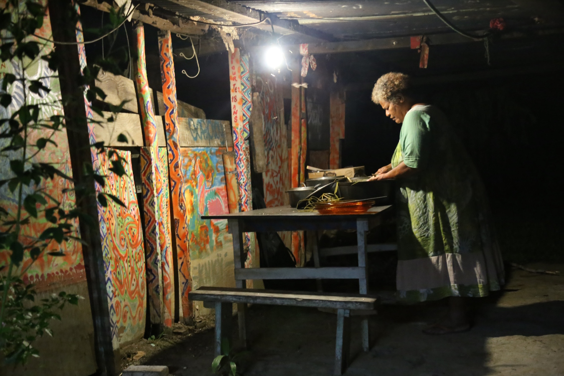 Thio.
Ela est un cordon bleu, habituÃ©e Ã  avoir beaucoup de monde autour de sa table.
Ce soir lÃ , du cerf et du notou, le plus gros pigeon arboricole du monde, endÃ©mique de la Nouvelle CalÃ©donie. Il parait qu'il est menacÃ© d'extinction, mais la chasse est encore autorisÃ©e au mois d'avril ...