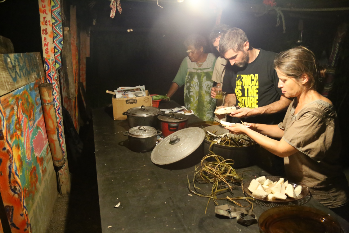 Thio.
Tout le monde au boulot ! Fabienne et Michel s'attaquent Ã  l'igname.