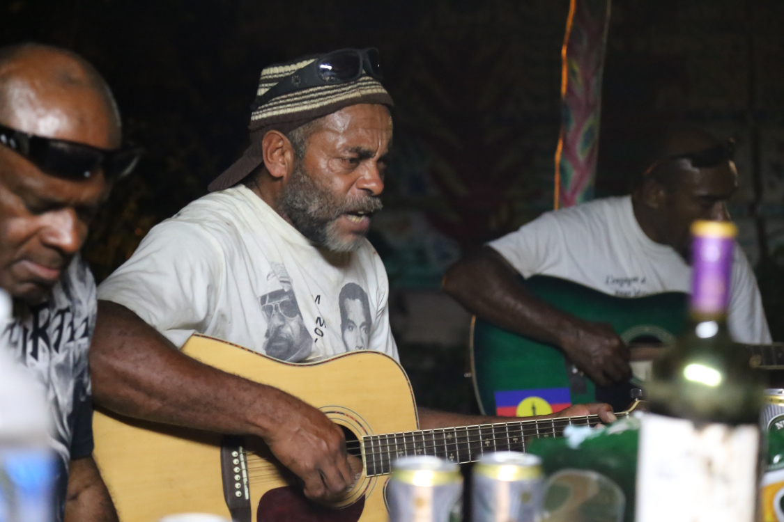 Thio.
Les textes des chansons ont alternÃ©s entre franÃ§ais et kanaky, plutÃ´t proches des revendications du FLNKS (le front sÃ©paratiste), mais aussi sur des thÃ¨mes tels que les accidents de la route, un flÃ©au en Nouvelle CalÃ©donie.
Quoi qu'il en soit, la musique Ã©tait trÃ¨s rythmÃ©e et vraiment sympa.