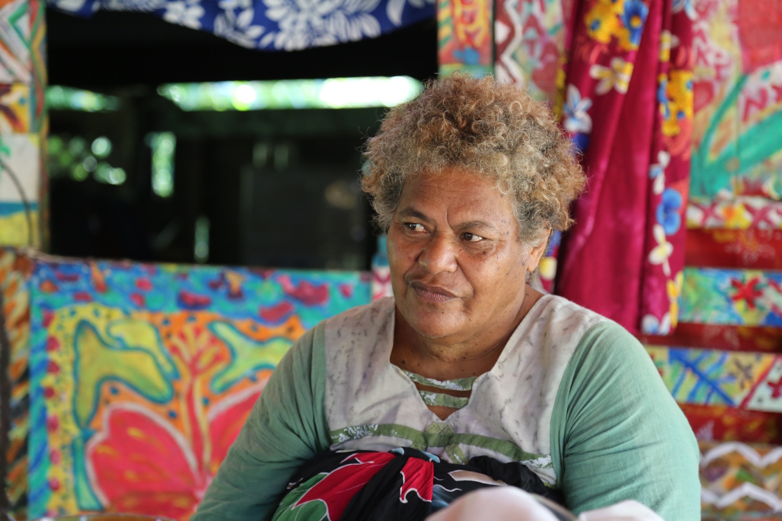 Thio.
Ela toujours Ã  l'Ã©coute de ses convives, au milieu de son dÃ©cor tout en couleur.