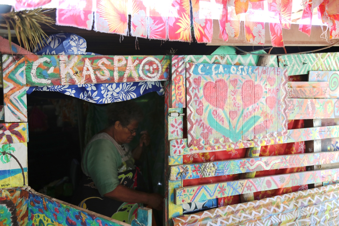 Thio.
Chez Ela et Auguste, la devise est : Te Kaspa la tÃªte !