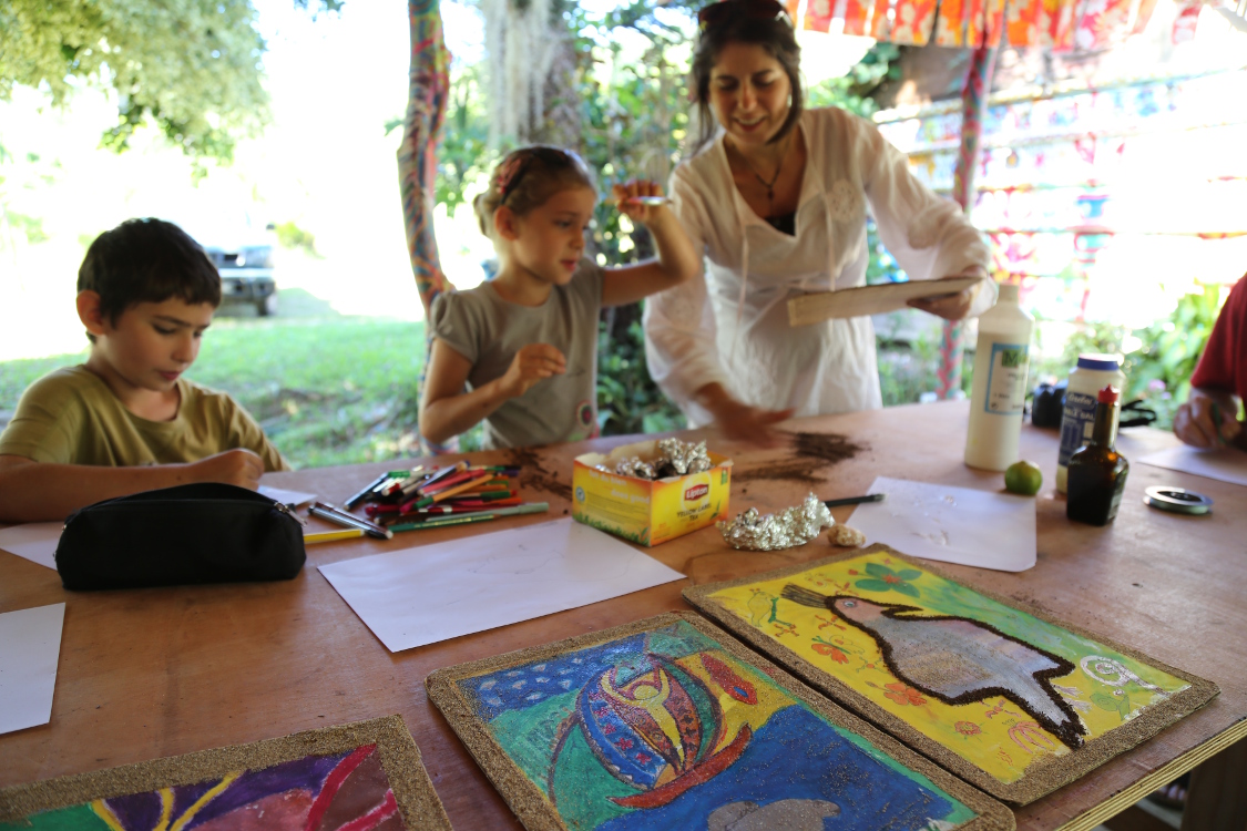 Thio.
Ela anime des ateliers d'art plastique Ã  l'Ã©cole. Elle fait dÃ©couvrir aux enfants le dessin avec le sable, le marc de cafÃ© et de thÃ©. Ils ont adorÃ© !