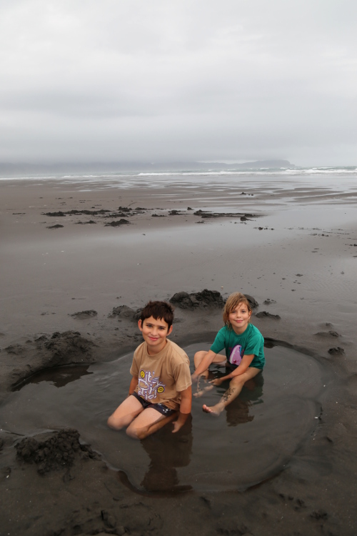 Kawhia.
Source d'eau chaude Te Puia.
Bingo, on a trouvÃ© !
L'eau est Ã  environ 35Â°C, ce qui est pas mal, car la journÃ©e Ã©tait assez fraiche ...
