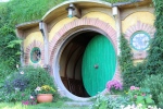 Le Hobbiton.
Pour le trou de Bilbon, le décor intérieur a été construit sur quelques mètres afin d'être raccord au montage lorsque la porte est ouverte.
