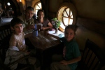 Le Hobbiton.
A l'auberge du dragon vert, nous buvons une petite bière Hobbit et les enfants boivent une bière (sans alcool !) au gingembre.